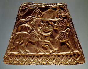 Zlatý list zobrazující jezdce útočícího na válečníka s kopím (skytské umění, 5.–3. století před naším letopočtem) od Scythian