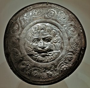 Skytské umění (skytská nebo skytská civilizace): Stříbrný zbrojní prvek představující lví hlavu s kopím v ústí Rostovské oblasti. Sarmatské umění, 2. – 3. století před naším letopočtem. Ermitáž muzeum Petrohradu.