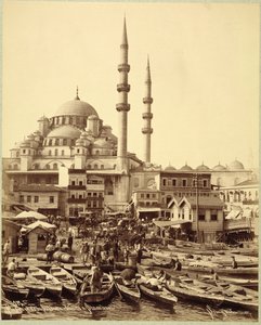 Mešita Santa Sophia a rybářské lodě na břehu Bosporu, Istanbul, kolem roku 1890 (černobílá fotografie) od Sebah and Joaillier
