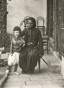 Arab kawass (osmanská stráž) s mladým chlapcem na zahradě domu v Judejské čtvrti Jeruzaléma, 1867