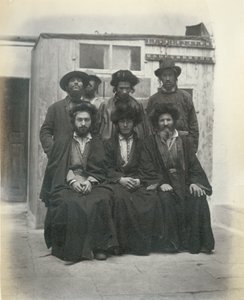 Skupina 7 polských Židů na nádvoří hotelu Mediterranean, Jeruzalém, 1867