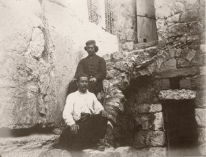 Dva muži sedící u nadpraží Barclayovy brány v Západní zdi Chrámové hory, Jeruzalém, 1866.