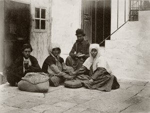 Ženy, které melou mouku s kulatými mlýnskými kameny na nádvoří domu v Jeruzalémě, 1867