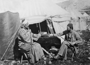 Yakub es Shellaby předává kapitánu C. Warrenovi knihu samaritánských modliteb pro arcibiskupa z Yorku, oblast Samaří, Palestina, 1867.