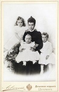 Ruská velkovévodkyně Xenia Alexandrovna s dětmi Irina Alexandrovna, Andrei..., 1903.