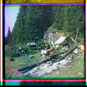 Sergej Prokudin-Gorskii a další sedí v kempu u řeky Chusovala, pohoří Ural, Rusko