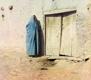 Uzbecká nebo Tádžická žena v burce, kolem roku 1910 (barevné foto) od Sergey Prokudin Gorsky