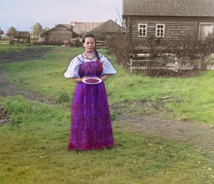 Dívka s jahodami na talíři, Ruská říše, z „Výhledy podél Mariinského kanálu a říčního systému“, 1909 od Sergey Prokudin Gorsky