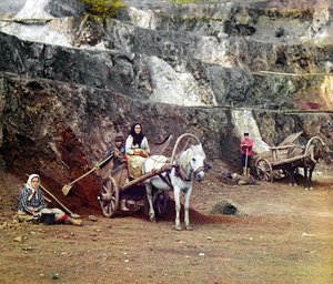 Práce v dole Bakalskij: rodina s lopatami a koňskými povozy pracuje v železných dolech v Bakalských horách, Ural, Ruské impérium, 1910. od Sergey Prokudin Gorsky