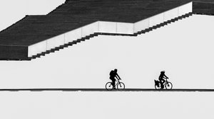 Schody se siluetami cyklistů od Shanrui Ren