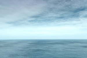 Klidný oceánský horizont od Shijimi