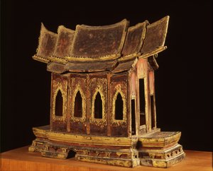 Model chrámu z období Ayutthaya (pozlacené dřevo)
