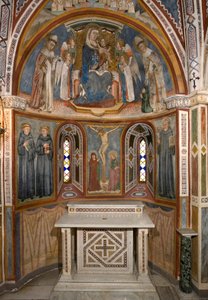 Panna a dítě a ukřižování (po restaurování). Freska školy Siena. 14. století. Kaple Panny Marie. Klášter Saint Benedetto (Sacro Speco), Subiaco (Řím), Itálie od Sienese School