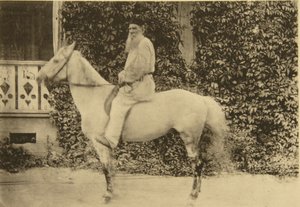 Ruský autor Lev Tolstoj na koni, Moskva, Rusko, 90. léta 19. století od Sophia Andreevna Tolstaya