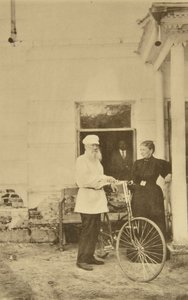 Ruský autor Lev Tolstoj na kole, Rusko, 90. léta 19. století