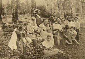 Ruský autor Leo Tolstoy s hosty, Yasnaya Polyana, poblíž Tuly, Rusko, 1895.