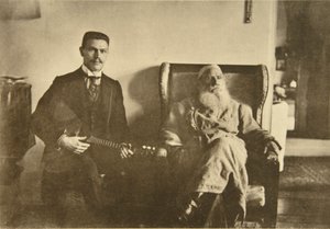 Ruský autor Leo Tolstoj s hráčem na balalajku Borisem Troyanovským, Rusko, 1909 od Sophia Andreevna Tolstaya