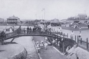Most přes dětský rybník, Ocean Beach, Durban (černobílá fotografie)