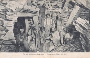 Horníci instalují dřevěné podpěry 600 stop pod zemí, Robinson Gold Mine, Jižní Afrika (černobílá fotografie) od South African Photographer