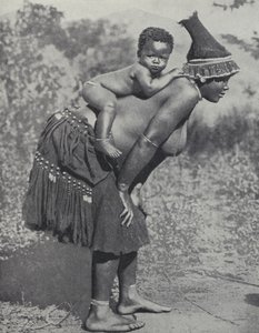Žena nesoucí své dítě na zádech, Jižní Afrika (černobílá fotografie)