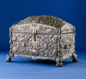 Významná španělská koloniální stříbrná kazeta, cca 1800 (stříbrná s dřevěným podstavcem a dřevěným interiérem)