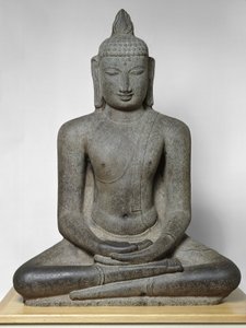 Buddha Šákjamuni sedící v meditaci (Dhjánamudra), období Chola, cca 12. století (žula)