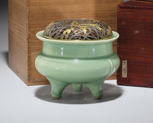 Velká kadidelnice na stativ Longquan celadon s japonským zlaceným kovovým krytem (keramický) (viz také 349496)