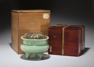 Velká kadidelnice na stativ Longquan celadon s japonským zlaceným kovovým krytem (keramický) (viz také 349486)
