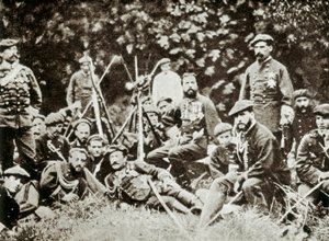3. karlistická válka (1872-1876): uchazeč o španělský trůn Charles de Bourbon (1848-1909) (Carlos Maria de Borbon y Austria-Este nebo Karel VII.), vévoda z Madridu, obklopený svými obránci. Fotografie kolem 1872-1876