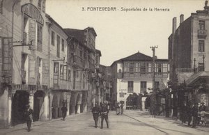 Podloubí kovárny, Pontevedra, Španělsko (čb fotografie) od Spanish Photographer
