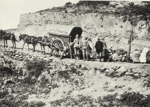 Vykládání vozíku se střelnými zbraněmi za účelem výstupu na kopce Dersa, Tetouan, Maroko od Spanish Photographer