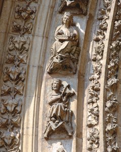 Archivolta středního portálu západního průčelí, detail houslisty a hráče na citeru, ca. 1350-1400 (vysoký reliéf) od Spanish School