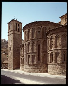 Art mudejar: pohled na apsidu kostela Santiago de Arrabal, 13. století Toledo, Španělsko od Spanish School
