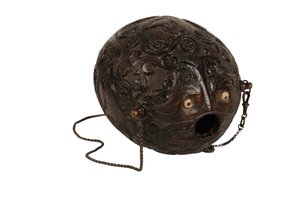 Vyřezávaná baňka s kokosovým práškem Bugbear, Spanish Colonial, cca 1800 (kokos) od Spanish School