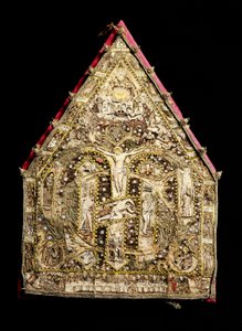 Eveque mitra ve zlatém dekoru z peříčkové mozaiky vyrobené španělskými misionáři v Mexiku. Florencie 16. století, Museo degli Argenti od Spanish School