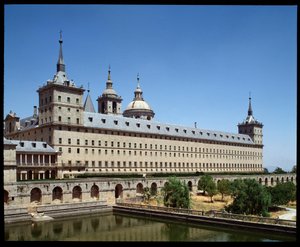 Pohled na klášter a královské sídlo od Spanish School