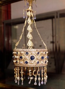 Votivní koruna krále Recesvintha (r.652-72) z Treasure of Guarrazar, c.670 (zlato, křišťál, perly a safíry) od Spanish School