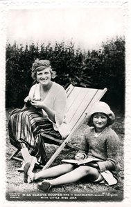 Gladys Cooper 1888-1971, anglická herečka, s dcerou Joan, začátek 20. století.