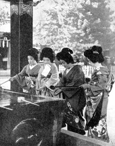 Japonské ženy si před vstupem do chrámu myly ruce, 1936.