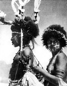 Malovaní válečníci, Papua, Nová Guinea, 1936.