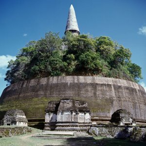 Pohled na stúpu Rankoth Vehera od Sri Lankan School