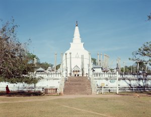 Pohled na Thuparama Dagoba, Ruwanweli Seya od Sri Lankan School