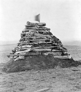 Památník obsahující kosti na Custerově kopci, 1879 od Stanley J. Morrow