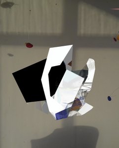 Vznášející se geometrická socha