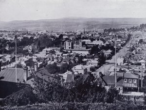 Launceston: Pohled z Upper Brisbane Street, s výhledem na ulice Brisbane a Paterson, státní střední škola v centru (černobílá fotografie) od Stephen Spurling