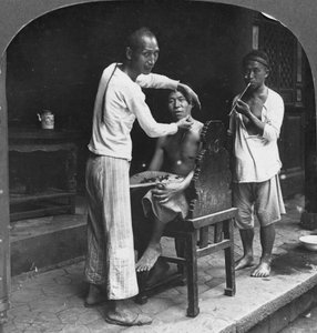 Čínský holič v Bhamo, Barma, 1908