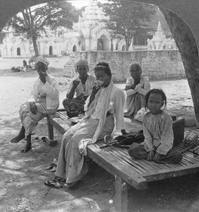 Společenský nápoj kávy, Mandalay, Barma, 1908. od Stereo Travel Co