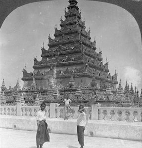 Arakanská pagoda, Mandalay, Barma, 1908.