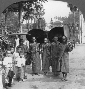 Buddhističtí mniši se slunečníky a vějíři, Rangún, Barma, 1908