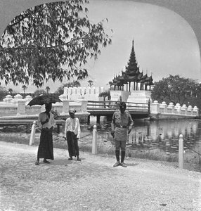 Hlavní vchod do Fort Dufferin a královského paláce, Mandalay, Barma, 1908 od Stereo Travel Co